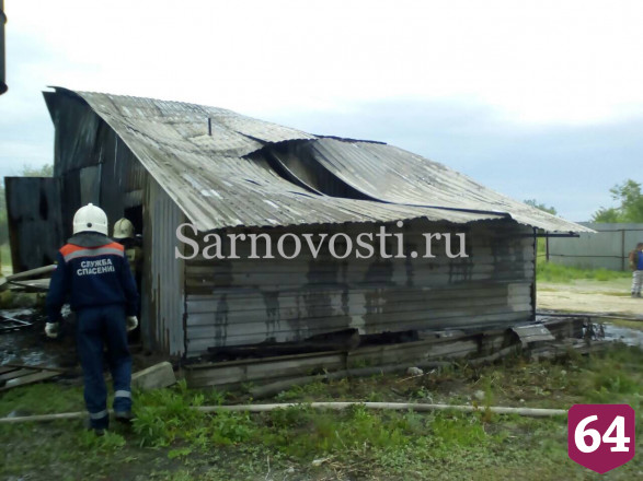 Саратовские пожарные тушили полыхающий ангар предприятия