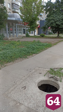 Саратовцев возмутил открытый колодец на тротуаре 