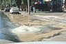 В Саратове на проезжей части забил коммунальный фонтан