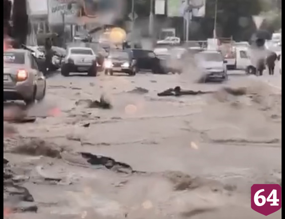 В Саратове сильным дождем смыло асфальт