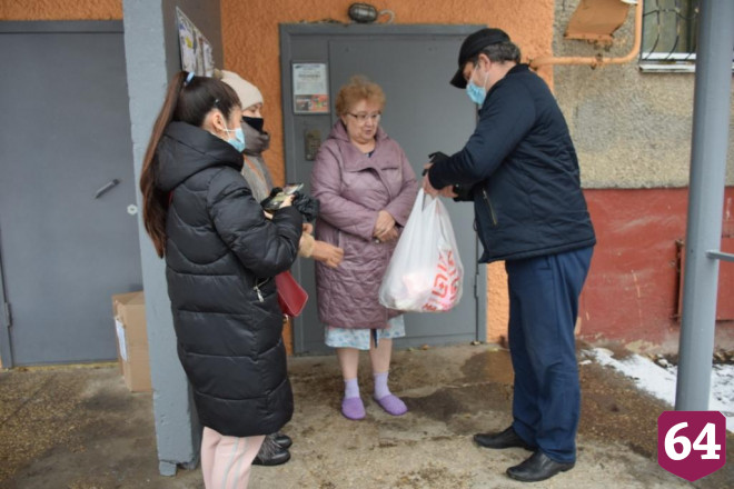 Находящимся на самоизоляции саратовцам доставили продукты