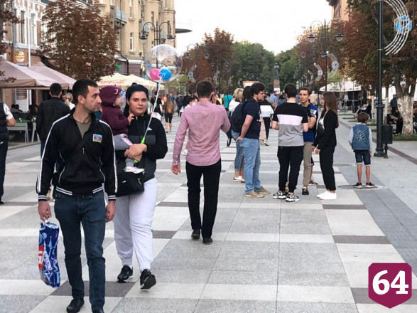 Жители Саратова без масок заполонили проспект Кирова
