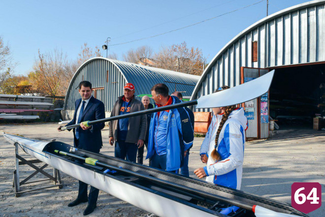 Абросимов вручил саратовским гребцам современную лодку