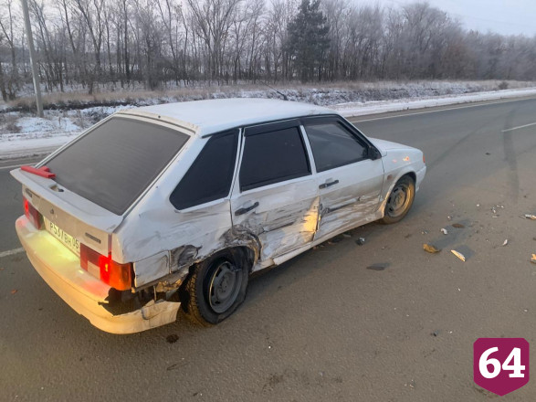 На трассе под Саратовом «Лада» врезалась в автомобиль реанимации