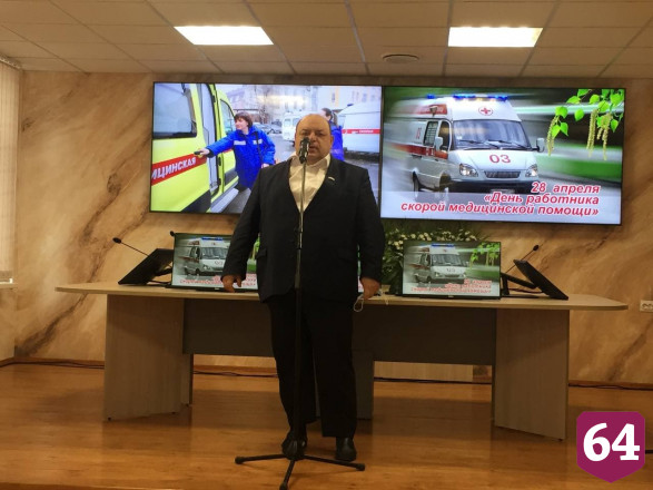 Саратовский министр вспомнил, как помогал девчонкам лазать через забор 