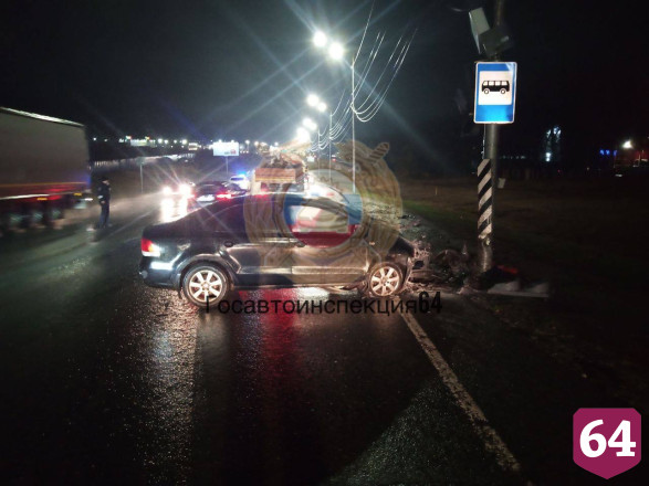 Мужчина покалечился в ДТП со столбом в Саратове