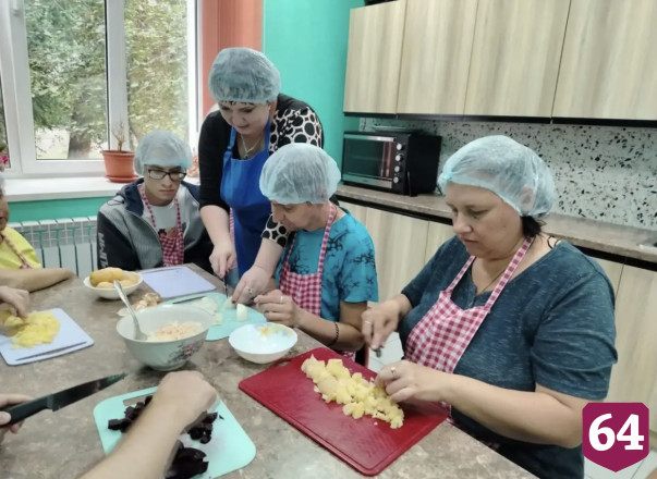 Саратовцам провели кулинарный мастер-класс по летнему винегрету