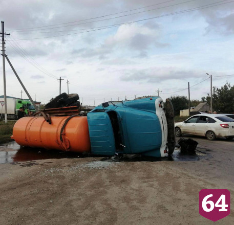 В ДТП под Саратовом перевернулась ассенизаторская машина