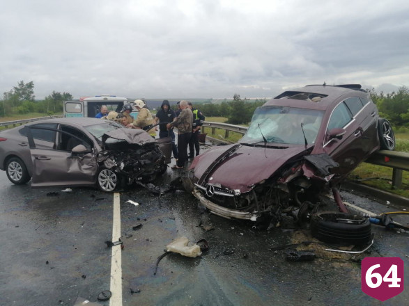 Два человека погибли и три пострадали в ДТП с «Мерседесом» под Саратовом