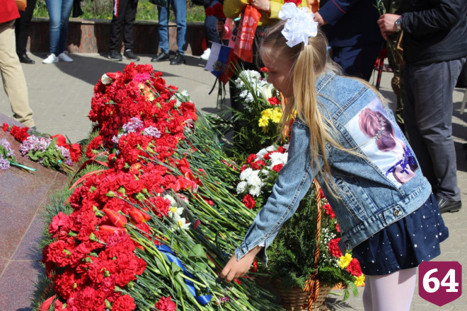 В Саратове возложили цветы к мемориалу «Журавли»