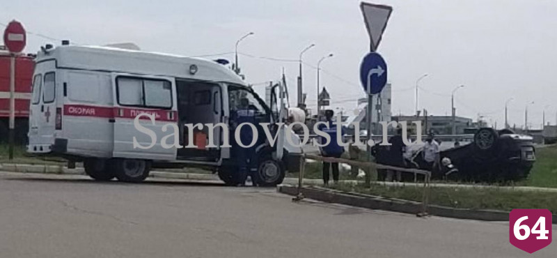 Двое взрослых и ребенок опрокинулись на «Мерседесе» в Саратове
