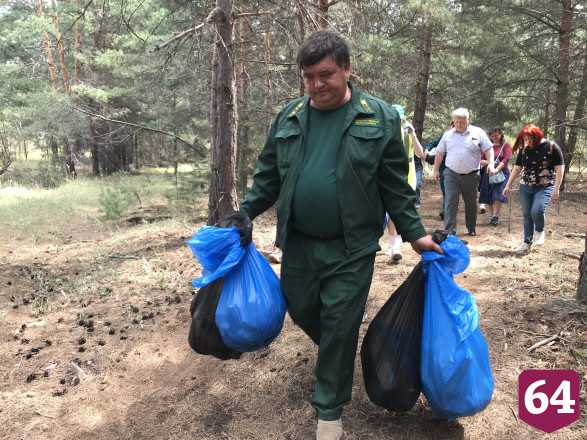 Под Саратовом школьники расчищают леса от мусора