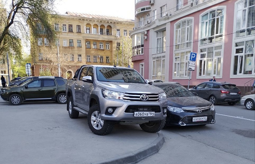 Автохамы регулярно бросают машины у детсада в центре Саратова