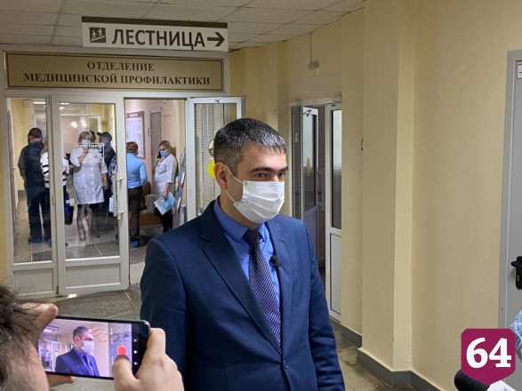 Саратовских врачей начали вакцинировать от коронавируса 