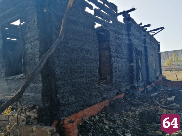 На веранде дома после пожара нашли обгоревшее тело мужчины 