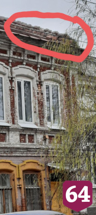 В центре Саратова с крыши падают кирпичи