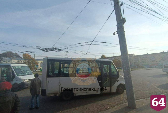 У вокзала Саратова в маршрутке покалечилась пассажирка