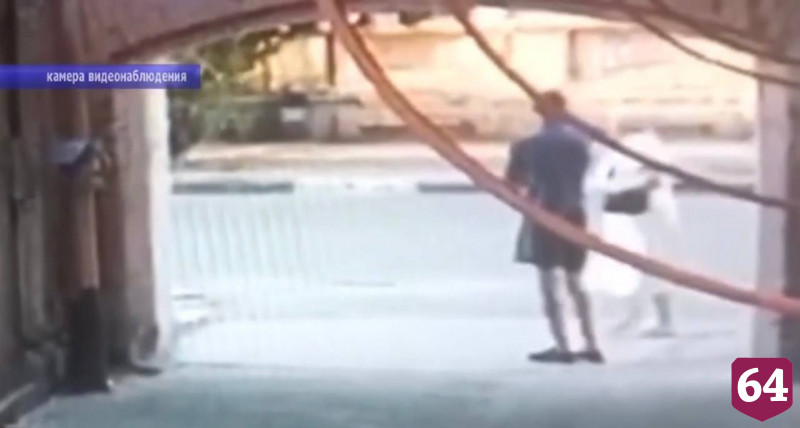 Нападение на женщину в Энгельсе ради цепочки попало на камеры