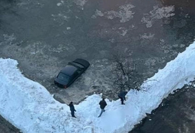 В Саратове двор ушел под воду вместе с машинами