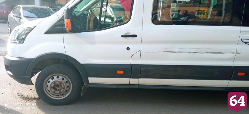 В Саратове 12-летняя девочка выбежала на дорогу и угодила под маршрутку