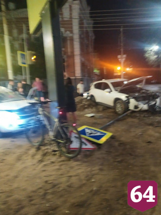 В Саратове автомобили выбросило на тротуар у кафе после ДТП