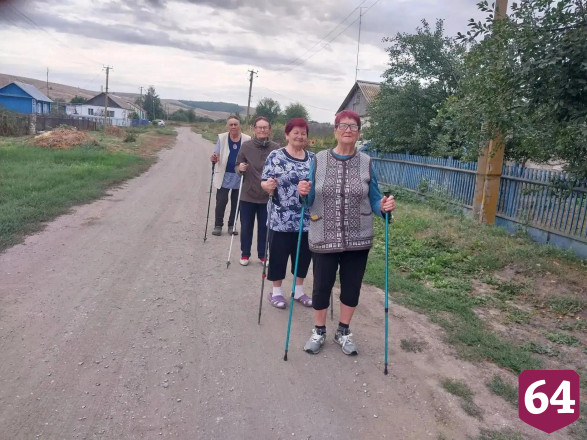 Саратовские пенсионеры после скандинавской ходьбы обретают новый смысл жизни