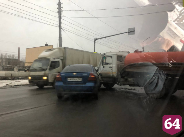 Улица Шехурдина заблокирована из-за ДТП с автоцистерной