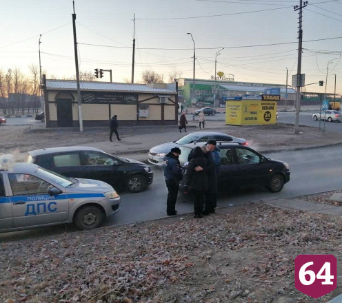 Напротив саратовской поликлиники сбили девушку