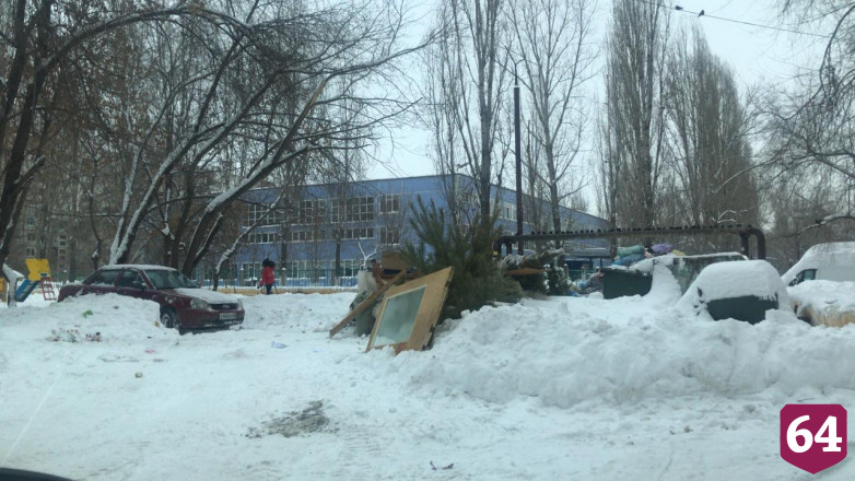 На мусорках Саратова нашли попавшие в ледяной плен контейнеры