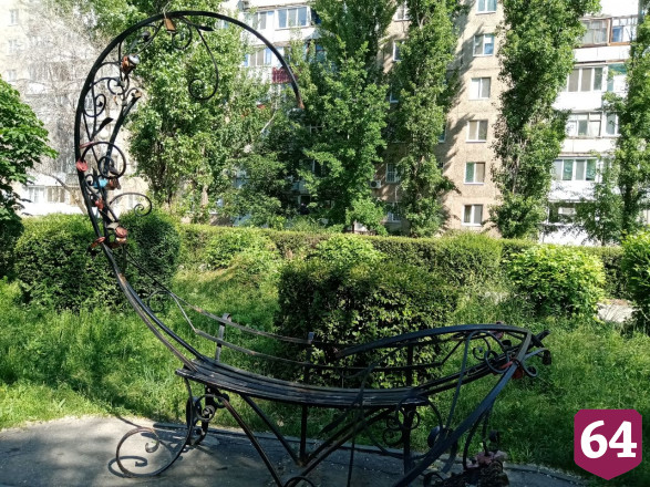 Вандалы сломали в сквере «лавочку любви»