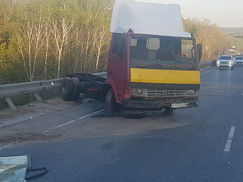 Под Саратовом дальнобойщик после ДТП вылетел из грузовика