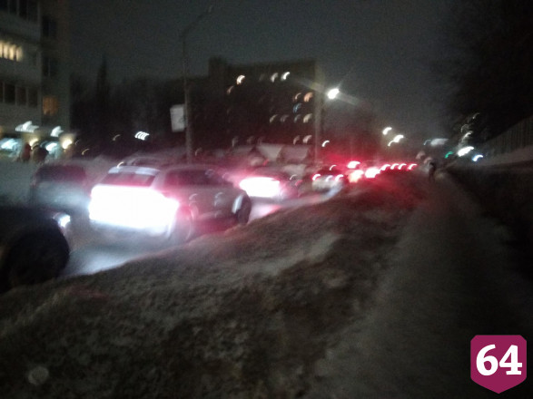 В Саратове под «мостом глупости» застрял очередной грузовик