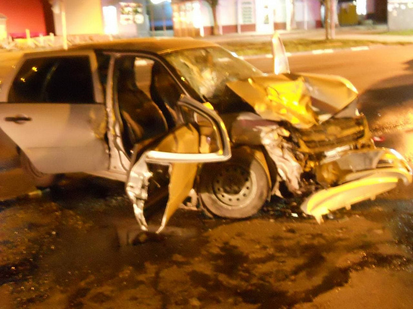 В лобовом столкновении легковушек под Саратовом покалечились трое
