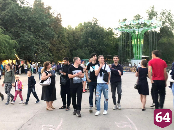 Жители Саратова проводят вечер на каруселях без масок