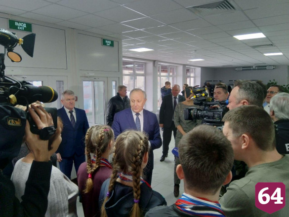  Губернатор оценил новый бассейн в отдаленном поселке Саратовской области 