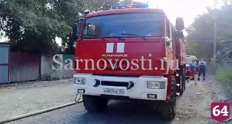 Саратовские пожарные тушат полыхающий дом на ВСО