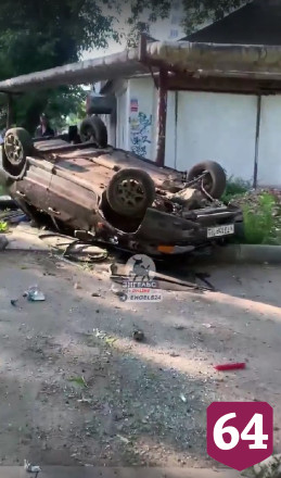 В Энгельсе мужчина перевернул легковушку на крышу