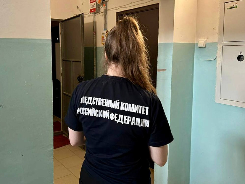 Женщина обнаружила труп изрезанного ножом знакомого