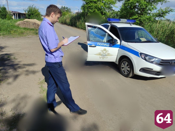 В Энгельсе мужчина при задержании ударил полицейского ножом в шею
