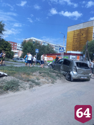 Под Саратовом иномарка вылетела на тротуар и покалечила пешехода