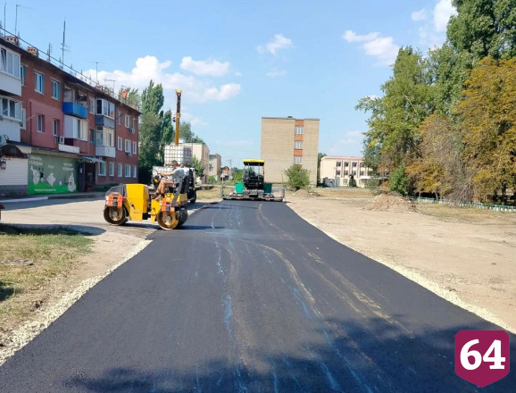 Жители поселка до ремонта дорог ходили по улице в бахилах 
