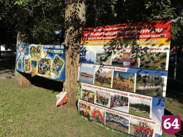 На праздновании Дня города в Энгельсе угощают салом и победными блинчиками