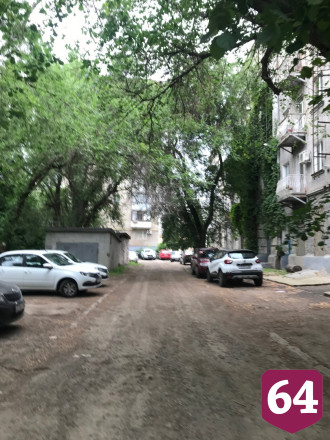 Саратовцы боятся переломать ноги во дворе у «памятника архитектуры»