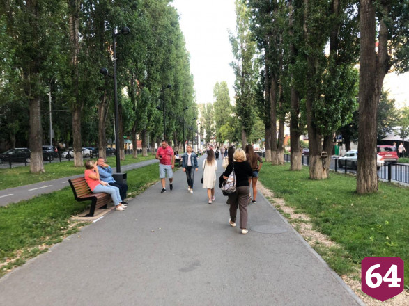 Жители Саратова снова вышли на прогулку без масок