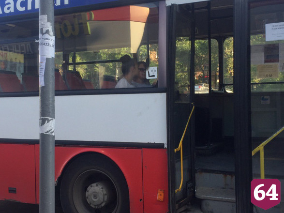 Саратовцы отдыхают в скверах и ходят за покупками без масок