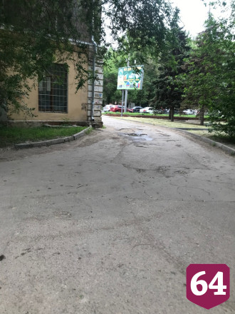 Саратовцы боятся переломать ноги во дворе у «памятника архитектуры»