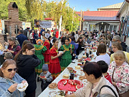 В Саратовской области на казачьем фестивале кормили щами и фланкировали шашкой