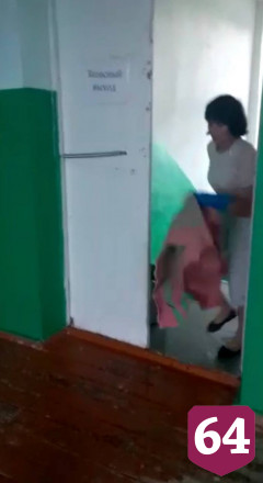 Под Саратовом после ливня затопило школу