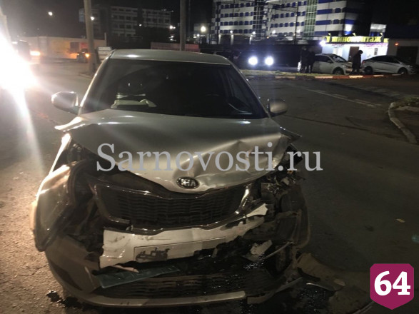 В Саратове пьяный водитель внедорожника протаранил машины
