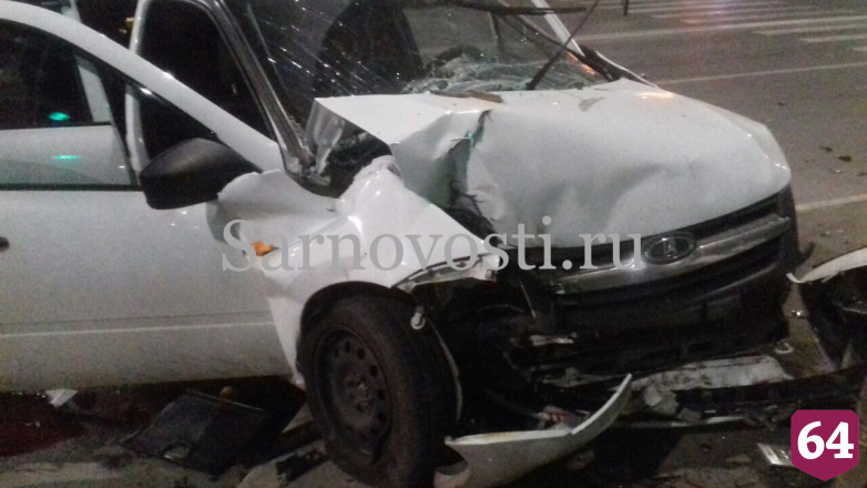 В центре Саратова компания молодых людей разбилась в ДТП с такси